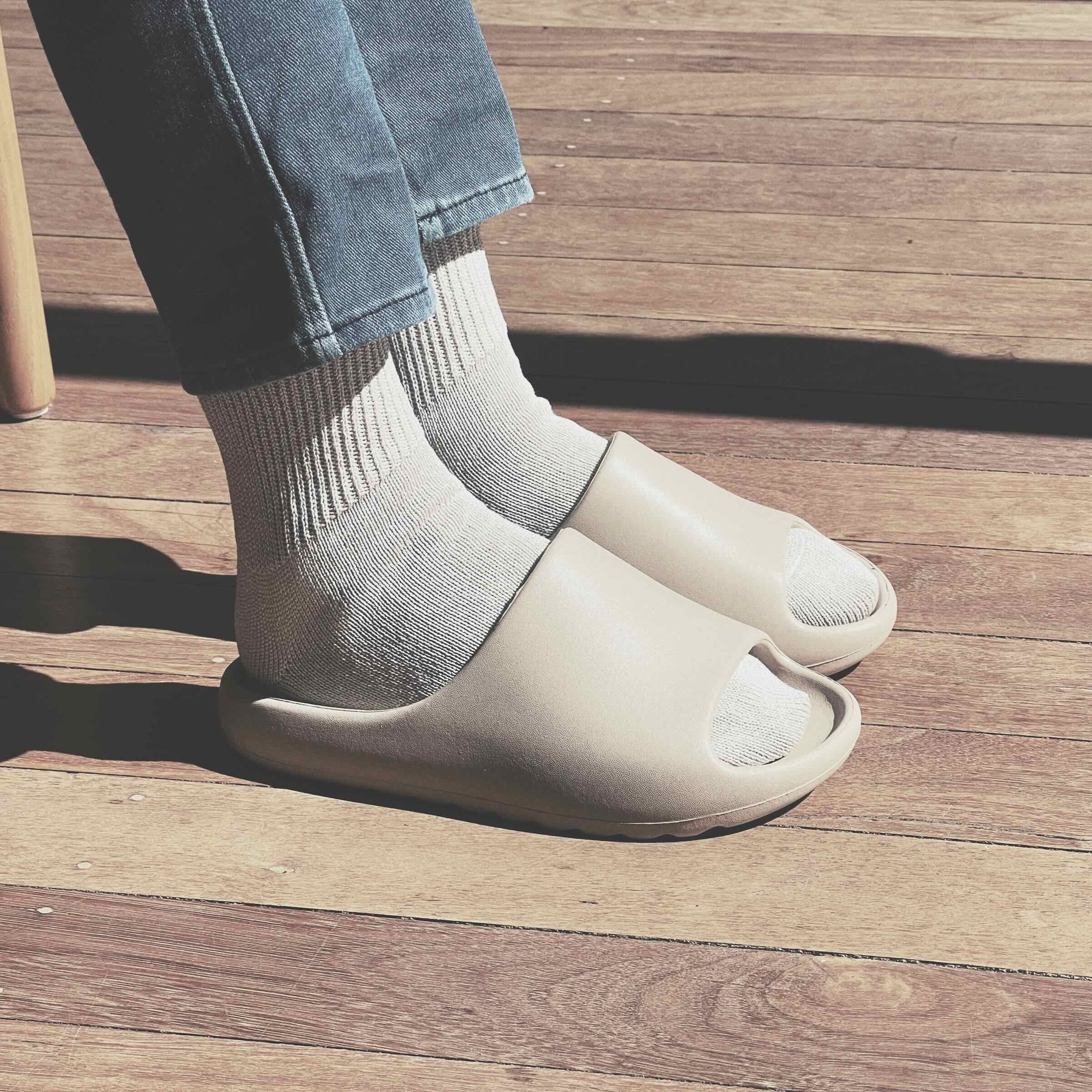 White cotton quarter crew socks